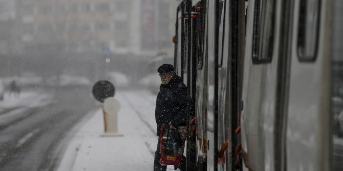 ninsoare-cinci-bucuresti-tramvai-zapada-vreme-rea.jpg - JurnalUrban