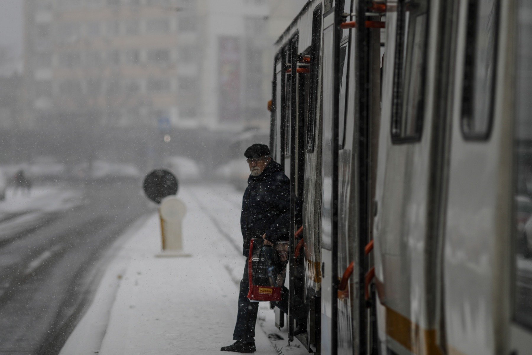 Zăpada cazută abundent în București a blocat circulația rutieră și pe transportul public, provocând haos în prima parte a zilei de miercuri