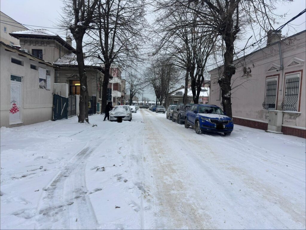 Constanța, orășel cunoscut pentru frumusețea sa de litoral, s-a trezit luni în centrul unei dispute acuzatoare între administrație și locuitori, după ce ninsorile abundente din ultimele zile au acoperit orașul cu un strat de zăpadă