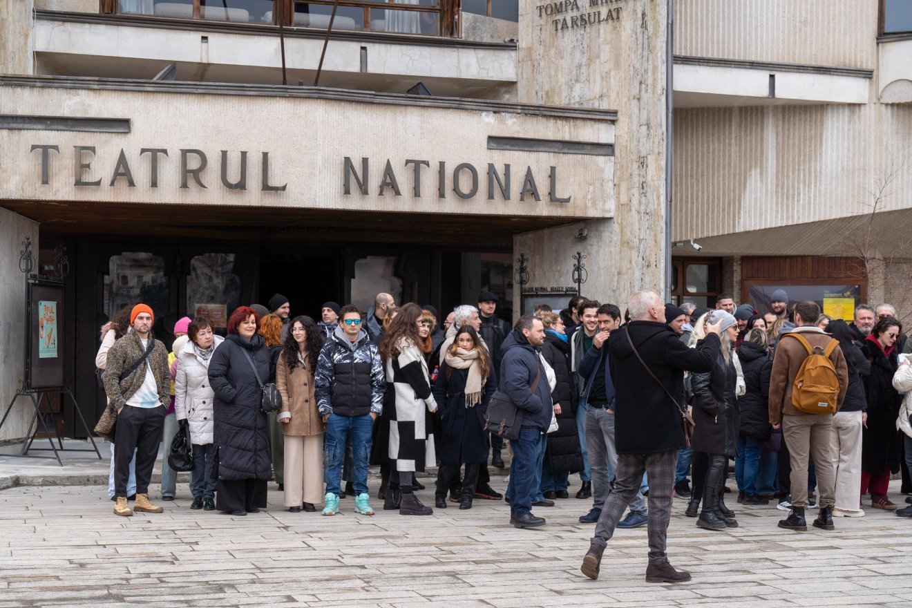 Actori din Marosvásárhely protestează împotriva noilor reglementări ministeriale Marosvásárhely a fost zguduit de protestul organizat marți după-amiază de actorii de la Teatrul Național, atât români cât și maghiari, în fața instituției culturale