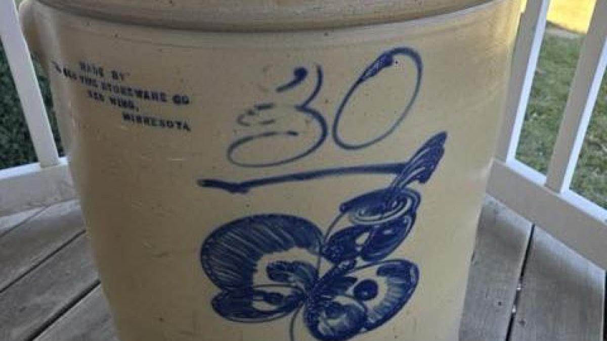 Oala de gresie din Nebraska, vândută cu 32.000 de dolari la licitație Un vas din gresie de 130 de litri, care a stat timp de aproape trei decenii în colțul verandei lui Lois Jurgens din Nebraska, a fost vândut pe 10 ianuarie pentru suma impresionantă de 32.000 de dolari
