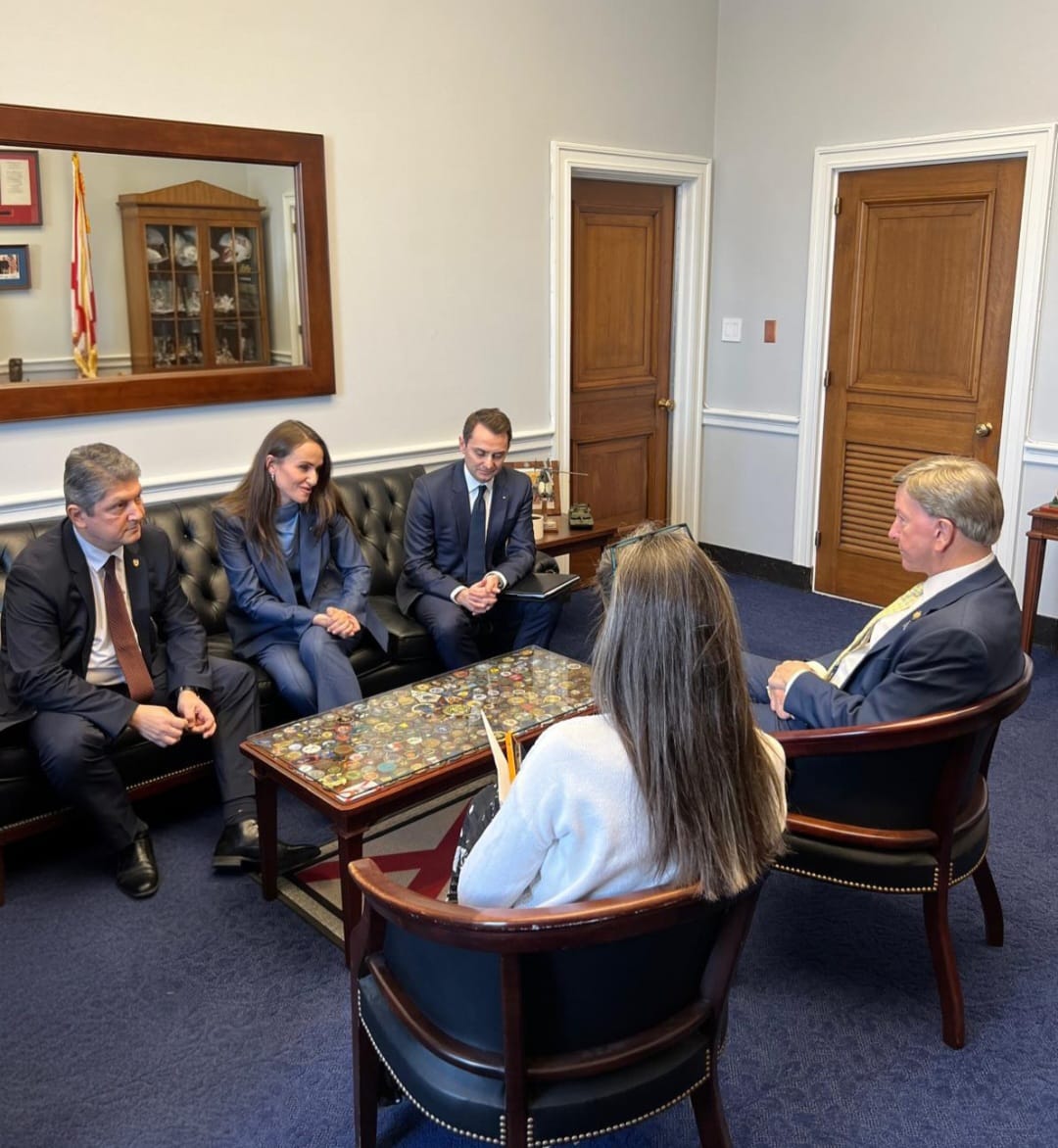 Oana Țoiu, ministrul de externe al României, în vizită la Washington, despre parteneriatul cu Alabama și avansurile NATO Ministrul de externe al României, Oana Țoiu, a avut o întâlnire semnificativă la Washington cu președintele Comisiei pentru Apărare din Camera Reprezentanților, Congressman-ul Mike Rogers