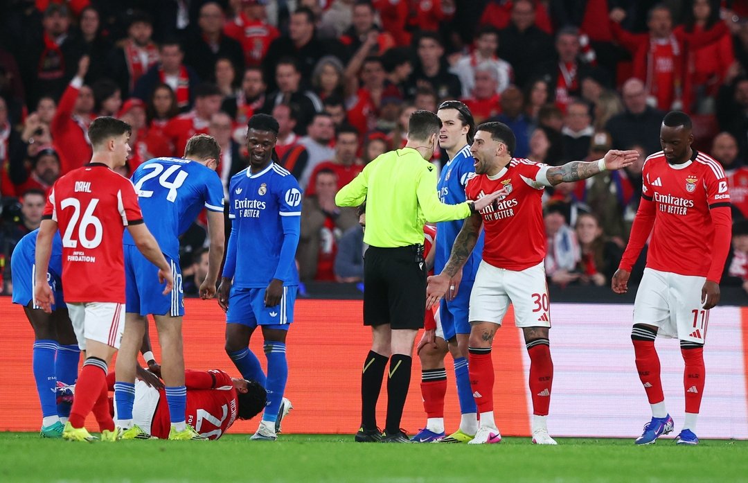 Gesture simbolică între Vinícius și Otamendi la meciul Benfica – Porto Într-un meci electrizant din ligile europene, Vinícius a marcat golul decisiv pentru Porto împotriva rivalilor de la Benfica, dar un moment de solidaritate între jucători a captat atenția fanilor