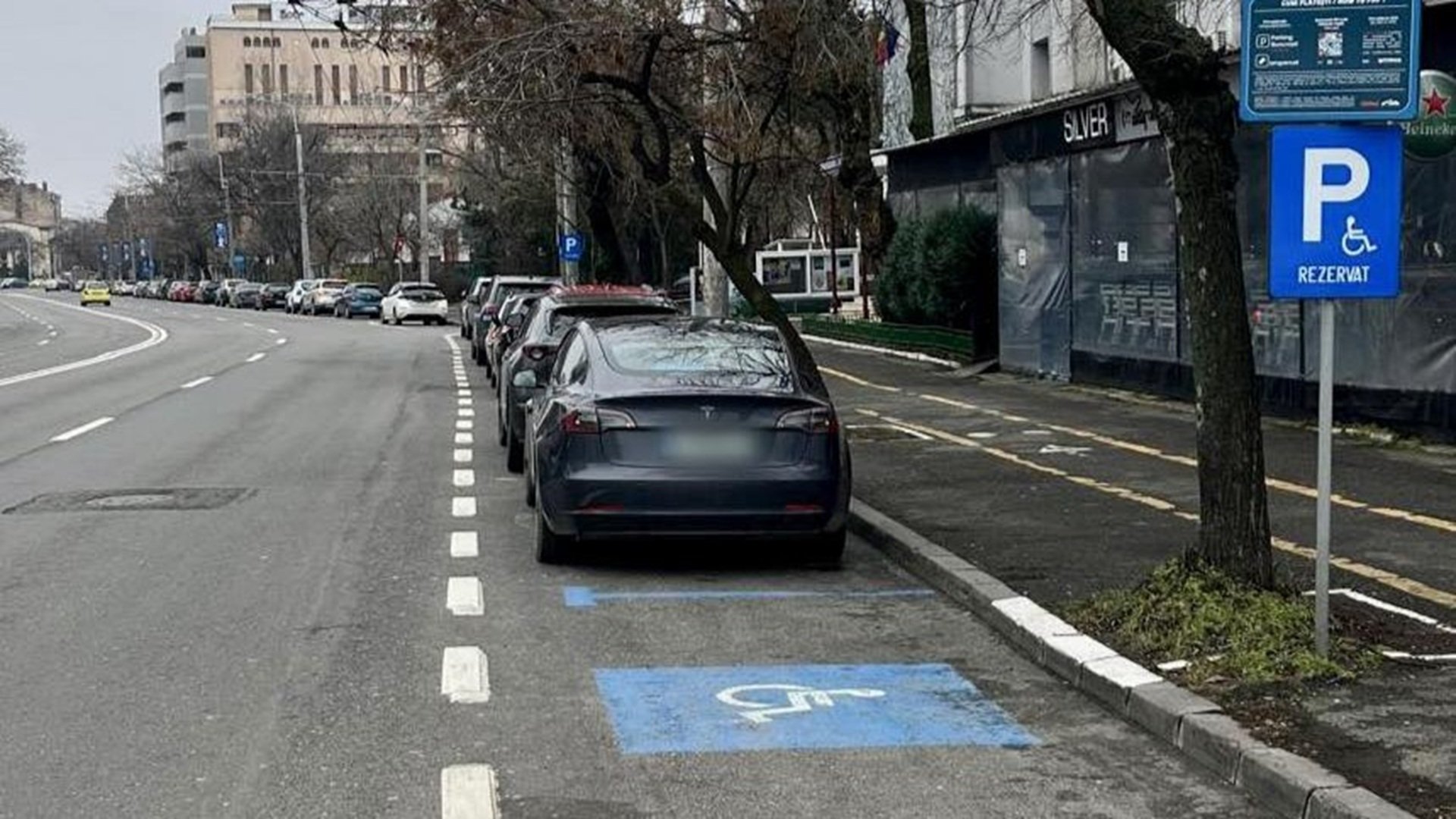 Atenție, șoferi! Respectați legile pentru locurile de parcare destinate persoanelor cu dizabilități din București, sau riscați amenzi drastice Bucureștiul continuă să lupte cu fenomenul parcărilor ilegale pe locurile rezervate persoanelor cu dizabilități, o problemă care afectează atât accesibilitatea acestora, cât și imaginea orașului
