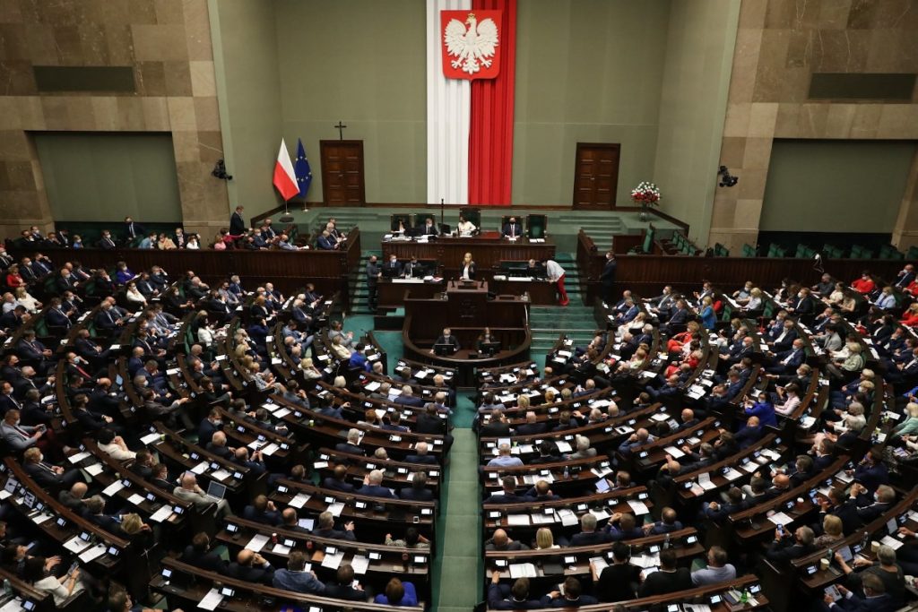Relațiile tensionate dintre Polonia și SUA escaladează după declarațiile controversate ale președintelui parlamentului polonez Situația diplomatică dintre Polonia și Statele Unite a atins un nou punct de criză, după ce ambasadorul american la Varșovia a decis să întrerupă joi toate contactele cu președintele parlamentului polonez