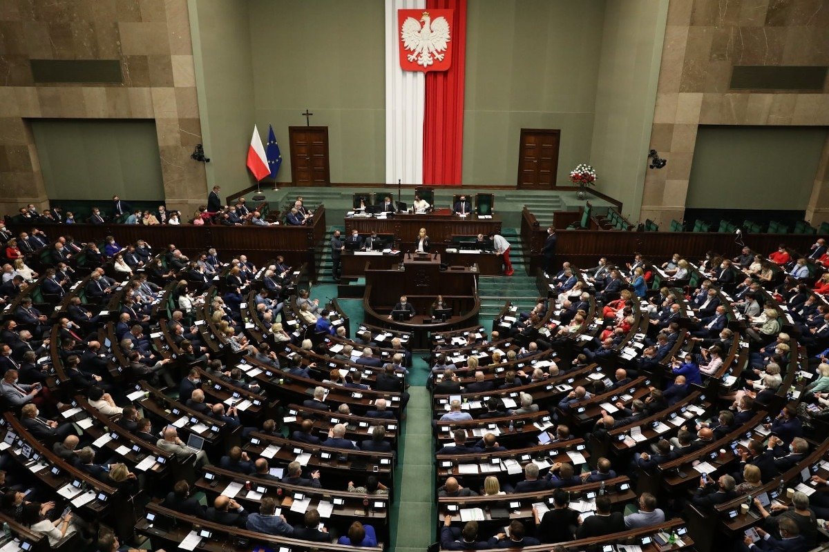 Relațiile tensionate dintre Polonia și SUA escaladează după declarațiile controversate ale președintelui parlamentului polonez Situația diplomatică dintre Polonia și Statele Unite a atins un nou punct de criză, după ce ambasadorul american la Varșovia a decis să întrerupă joi toate contactele cu președintele parlamentului polonez