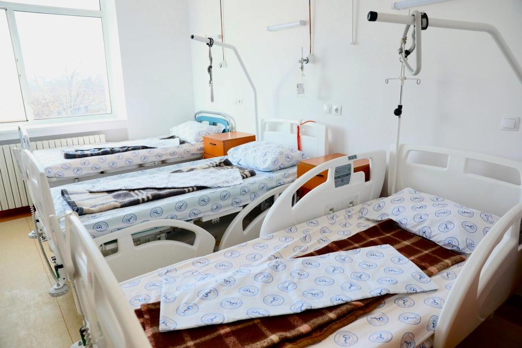 Președintele Consiliului Județean Arad, Iustin Cionca, a făcut public, printr-o postare pe Facebook, un incident care a stârnit îngrijorare în rândul cetățenilor: o sesizare venită din partea unui aparținător al unui pacient internat la Spitalul Clinic Județean de Urgență Arad, legată de condițiile din unitatea medicală