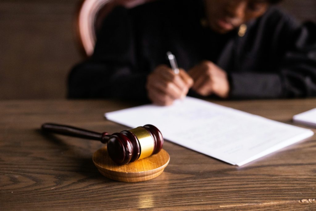 Gânduri de readaptare: oficialii locali din Bacău ies în evidență după decizia de a înlocui viceprimarul condamnat Decizia venită din partea autorităților băcăuane a stârnit controverse și a readus în discuție situația integrității în administrația publică locală