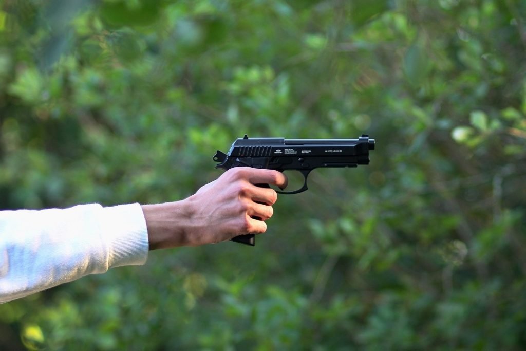 Trei persoane au fost ucise și alte trei grav rănite într-un incident armat care a avut loc în timpul unui meci de hochei pentru tineri în Rhode Island, o tragedie ce a șocat comunitatea locală și a ridicat probleme de siguranță la evenimente sportive pentru minori