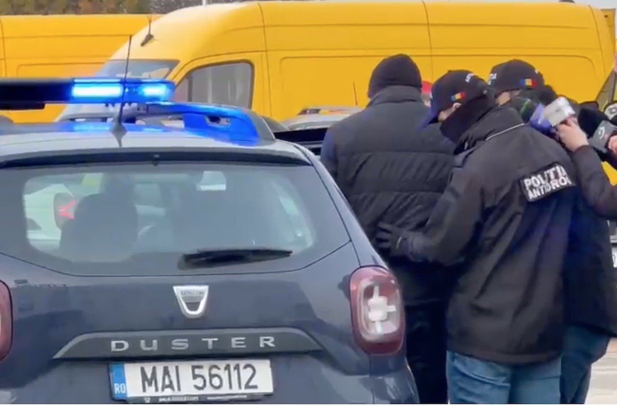 Patru persoane au fost reținute miercuri în cadrul unei anchete care vizează o rețea specializată în înșelăciuni legate de pariuri sportive, în urma unei acțiuni ample ce a implicat 34 de percheziții în șase județe și în București