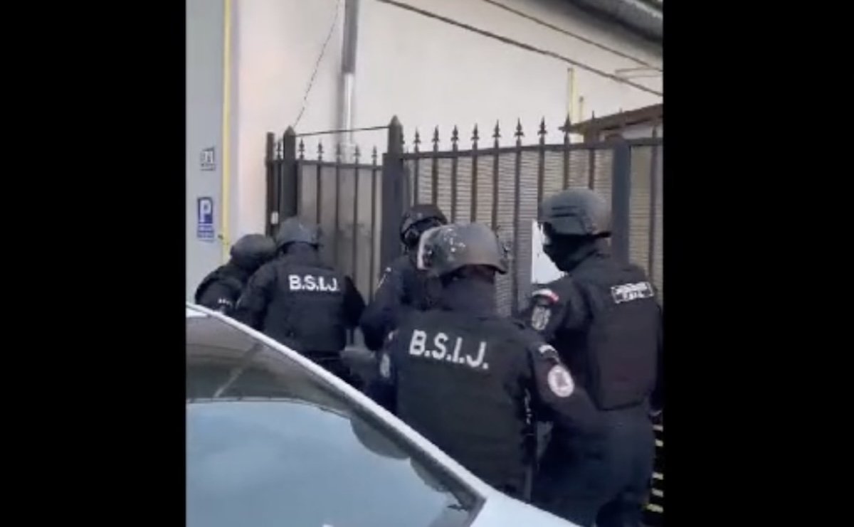 Trei percheziții domiciliare în Medgidia, în cazul unei rețele suspectate de camătă și șantaj Autoritățile din Constanța au declanșat joi o acțiune importantă de amploare în orașul Medgidia, vizând destructurarea unei rețele acuzate de practicarea camătarilor și șantajului