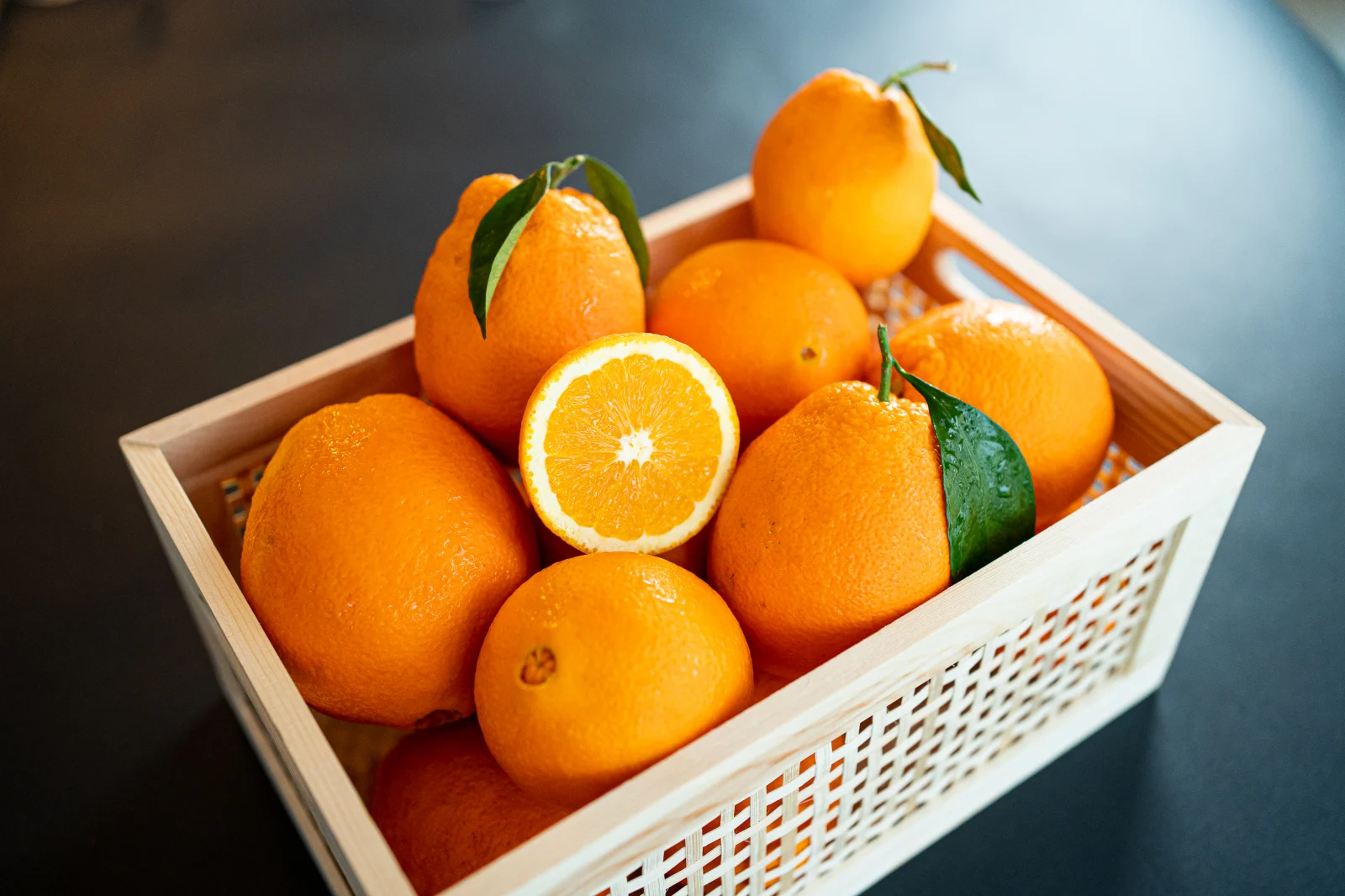 Rețeaua clandestină de fructe contrafăcute, destructurată de poliție: peste 12 tone de „delicatese” toxice pe rafturile hypermarketurilor din București și Ilfov O operațiune de amploare a autorităților din Capitală a dus la descoperirea unui scandal major în domeniul sigurantei alimentare