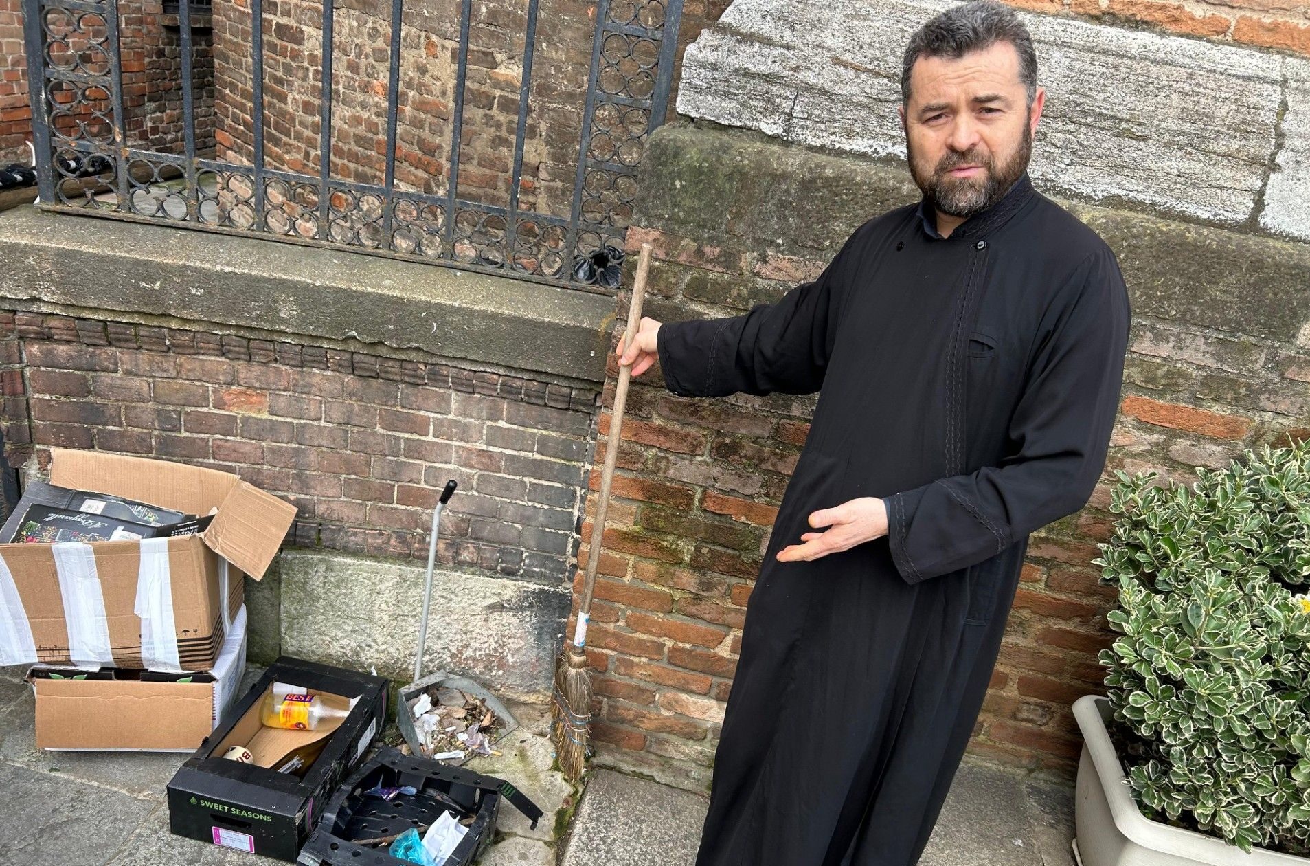 Preot din Italia acuză tinerii nord-africani de vandalism recurent la biserică Un preot din nordul Italiei, în special din orașul Piacenza, a făcut recent un apel disperat către autorități și comunitate, reclamând că biserica sa devine din ce în ce mai des locul unor acte de vandalism și distrugere semnificativă