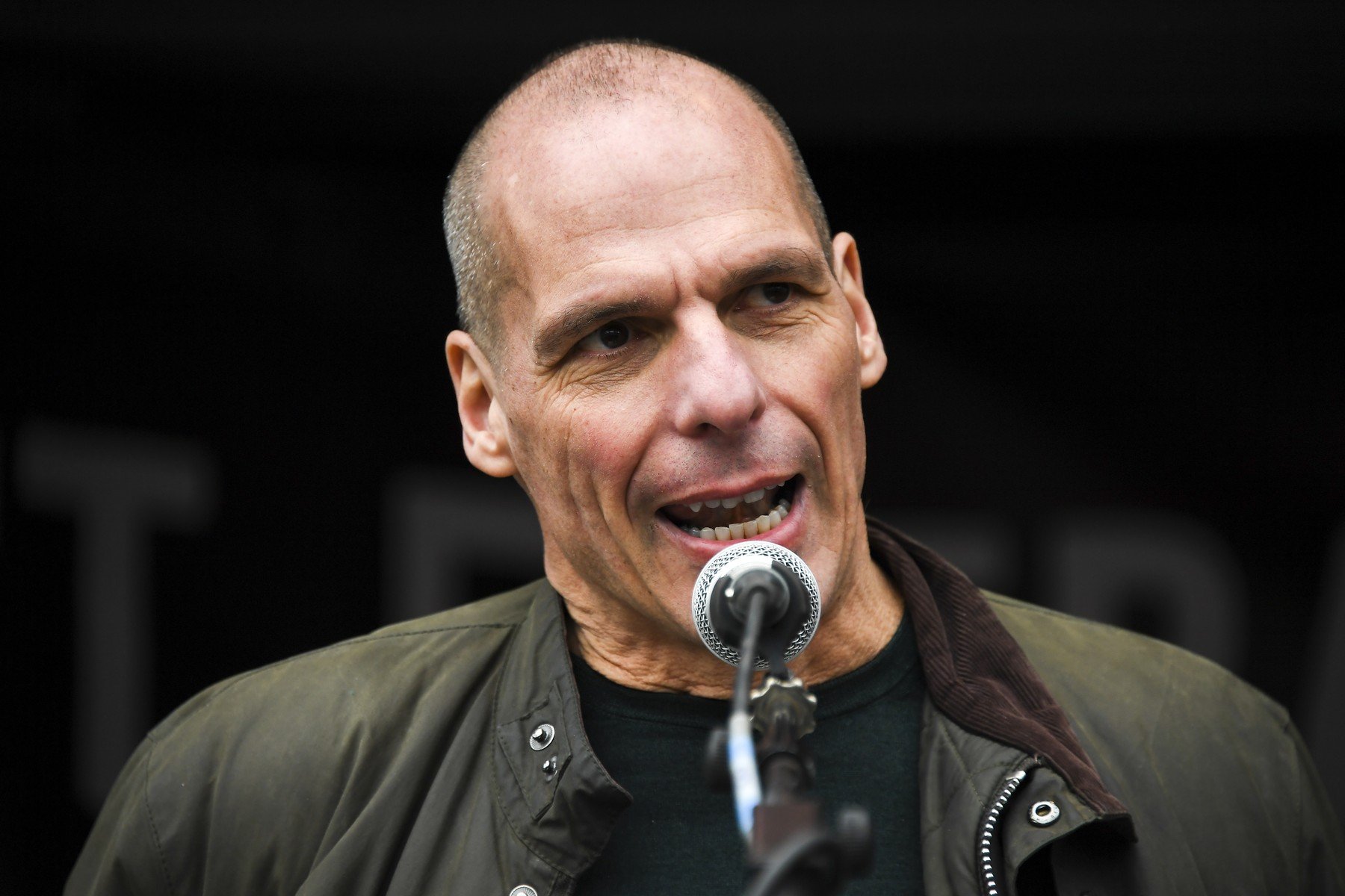 Yanis Varoufakis avertizează asupra sfârșitului capitalismului și instaurării unui „tehno-feudalism” mondial Fostul ministru grec de finanțe, Yanis Varoufakis, a afirmat recent că lumea se află în pragul unei transformări radicale a sistemului economic global