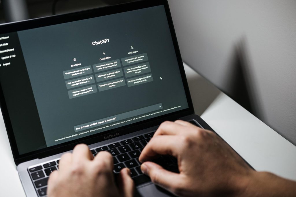 OpenAI introduce verificarea vârstei pentru ChatGPT, o măsură menită să protejeze tinerii utilizatori Într-un context global dominat de avansuri rapide în domeniul inteligenței artificiale, OpenAI face un pas semnificativ pentru siguranța utilizatorilor săi tineri