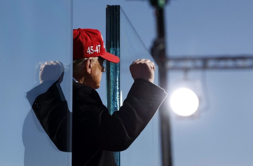 Donald Trump atacă vehement sistemul electoral american: amenințări, percheziții și acuzații de fraudă Președintele Donald Trump nu renunță la încercările de a pune sub semnul întrebării validitatea scrutinurilor din Statele Unite