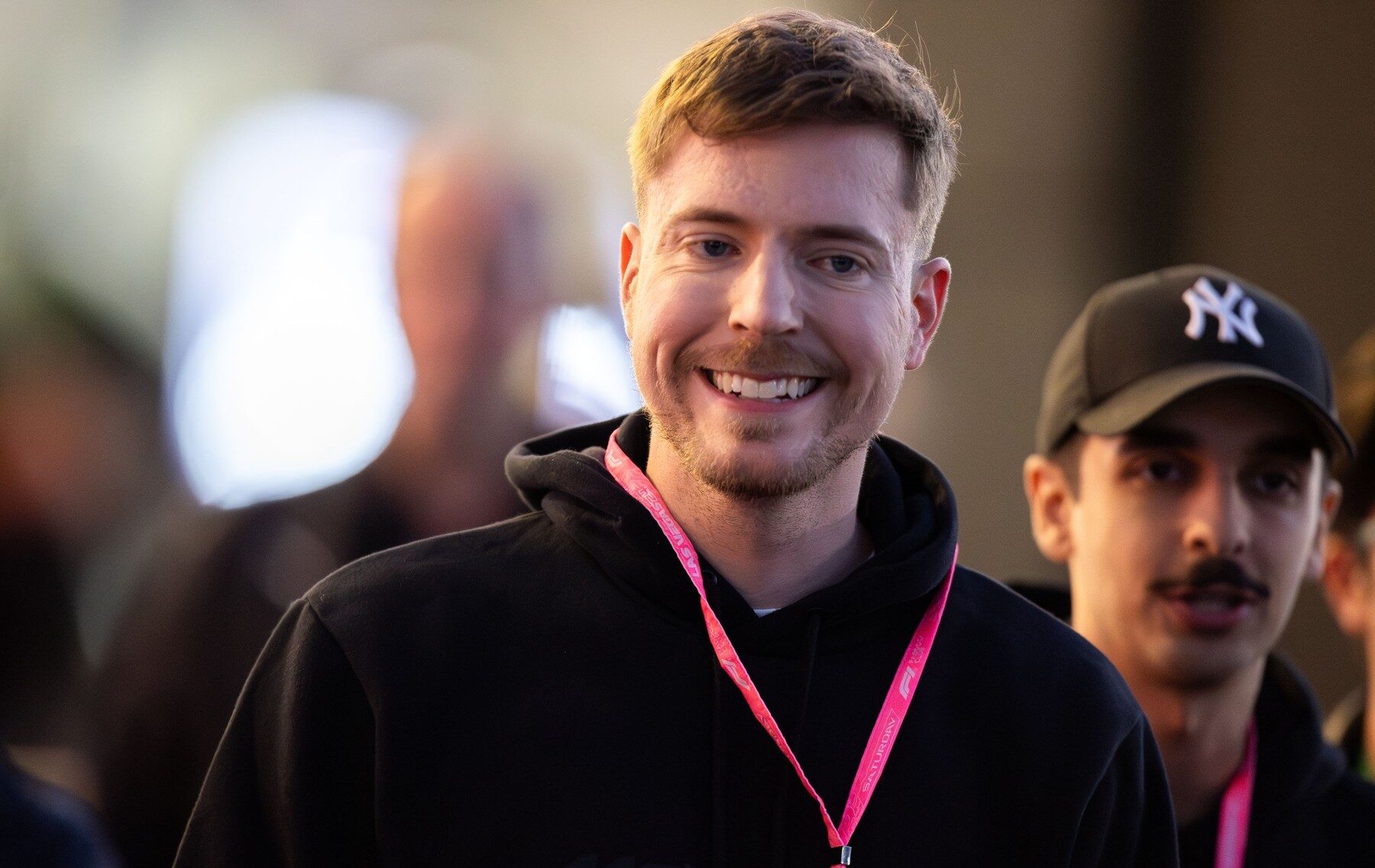 MrBeast, cel mai urmărit și influent creator de conținut de pe YouTube, face pași importanți în direcția diversificării afacerilor sale, odată cu anunțul achiziției unei bănci online emergente, Step