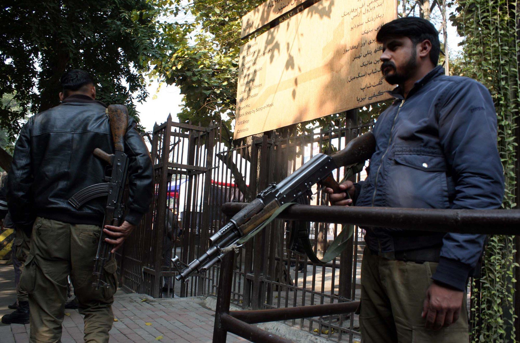Forțele de securitate din Pakistan au reușit să preia controlul asupra unui oraș din sud-vestul țării, după o perioadă de trei zile de confruntări intense cu insurgenții separatiști, utilizând drone și elicoptere pentru a înfrânge rezistența rebelilor