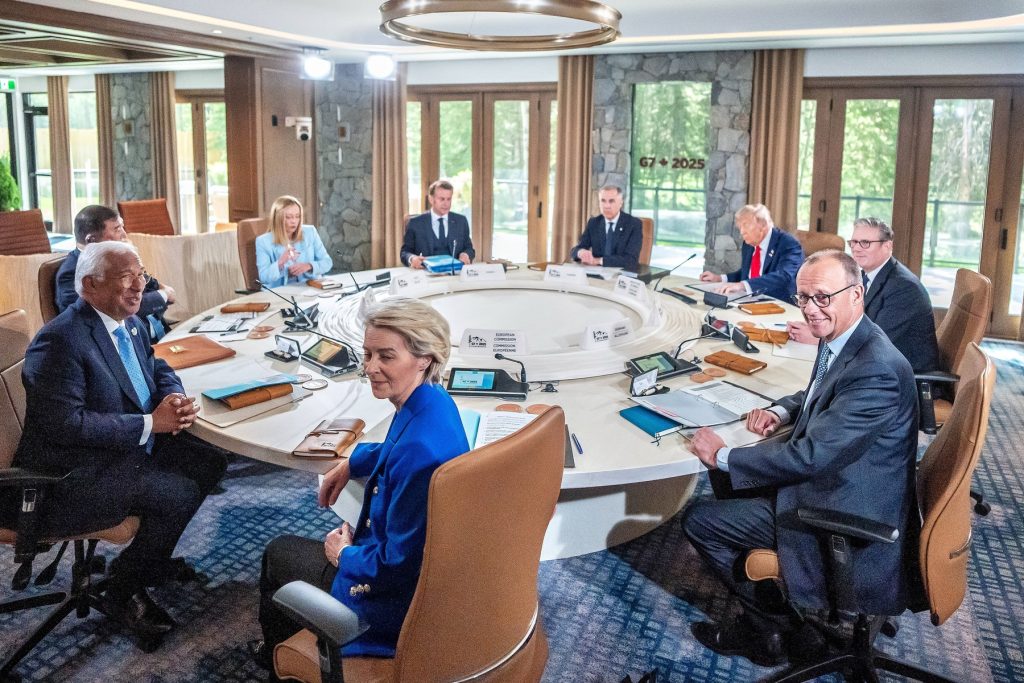 Europa își reduce dependența față de tehnologia și resursele militare ale SUA pe fondul tensiunilor crescânde transatlantice Tensiunile dintre statele europene și Statele Unite devin tot mai evidente, pe măsură ce guvernele și companiile europene își accelerează eforturile de a-și diminua dependența față de tehnologia, echipamentele militare și resursele energetice americane