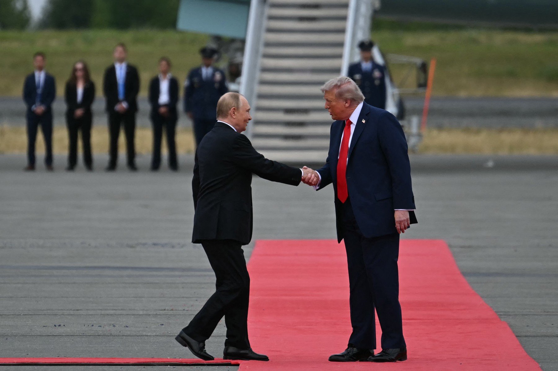 Președintele Statelor Unite, Donald Trump, a lansat recent o declarație care atrage atenția asupra unui aspect crucial al conflictului din Ucraina, solicitând direct alți lideri globali să intervină pentru a pune capăt războiului declanșat de Rusia