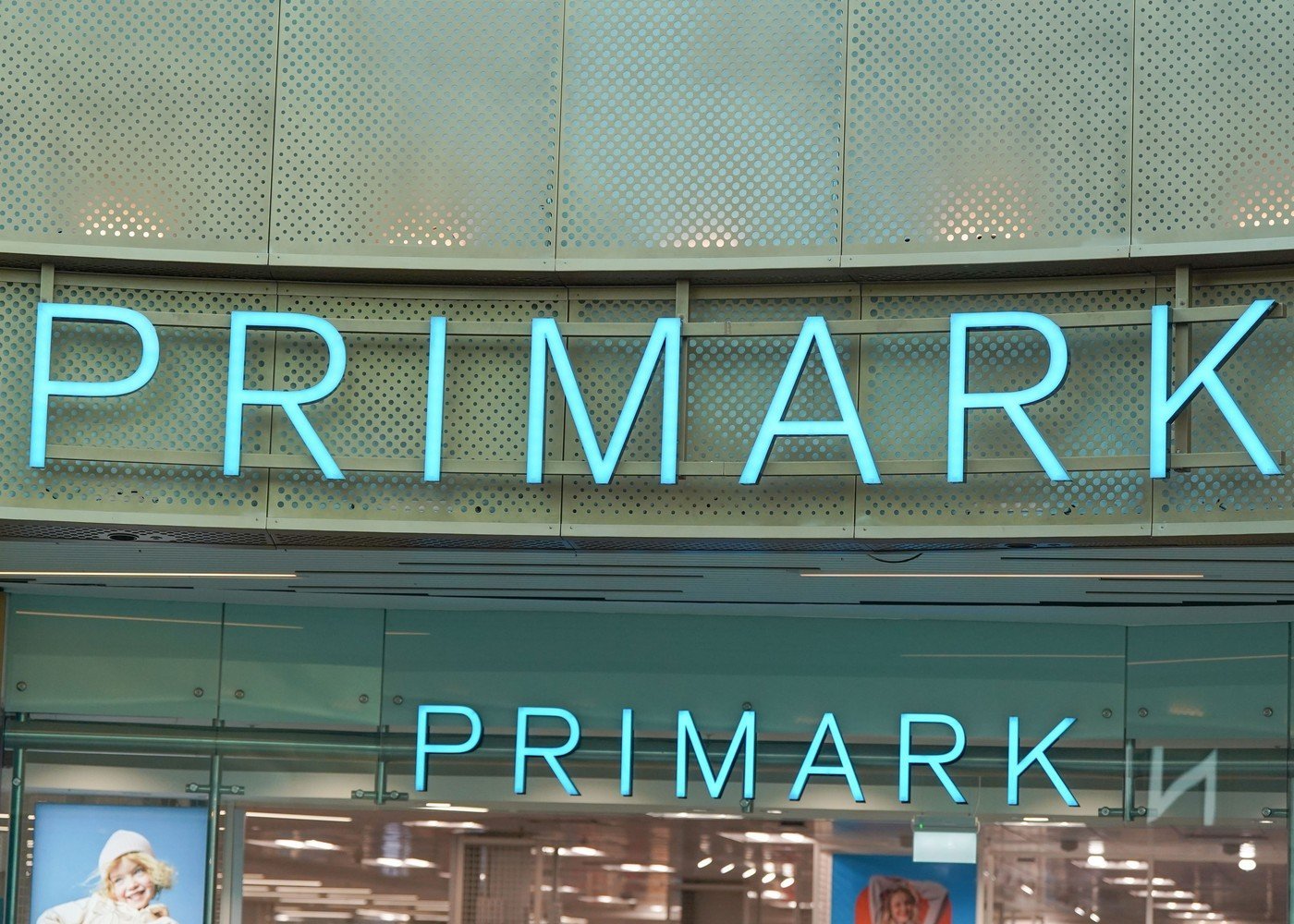 Primark se adaptează rapid noilor realități ale pieței globale de retail, în încercarea de a-și păstra relevanța într-un peisaj economic în continuă schimbare și dominat tot mai mult de preferințele tinerilor