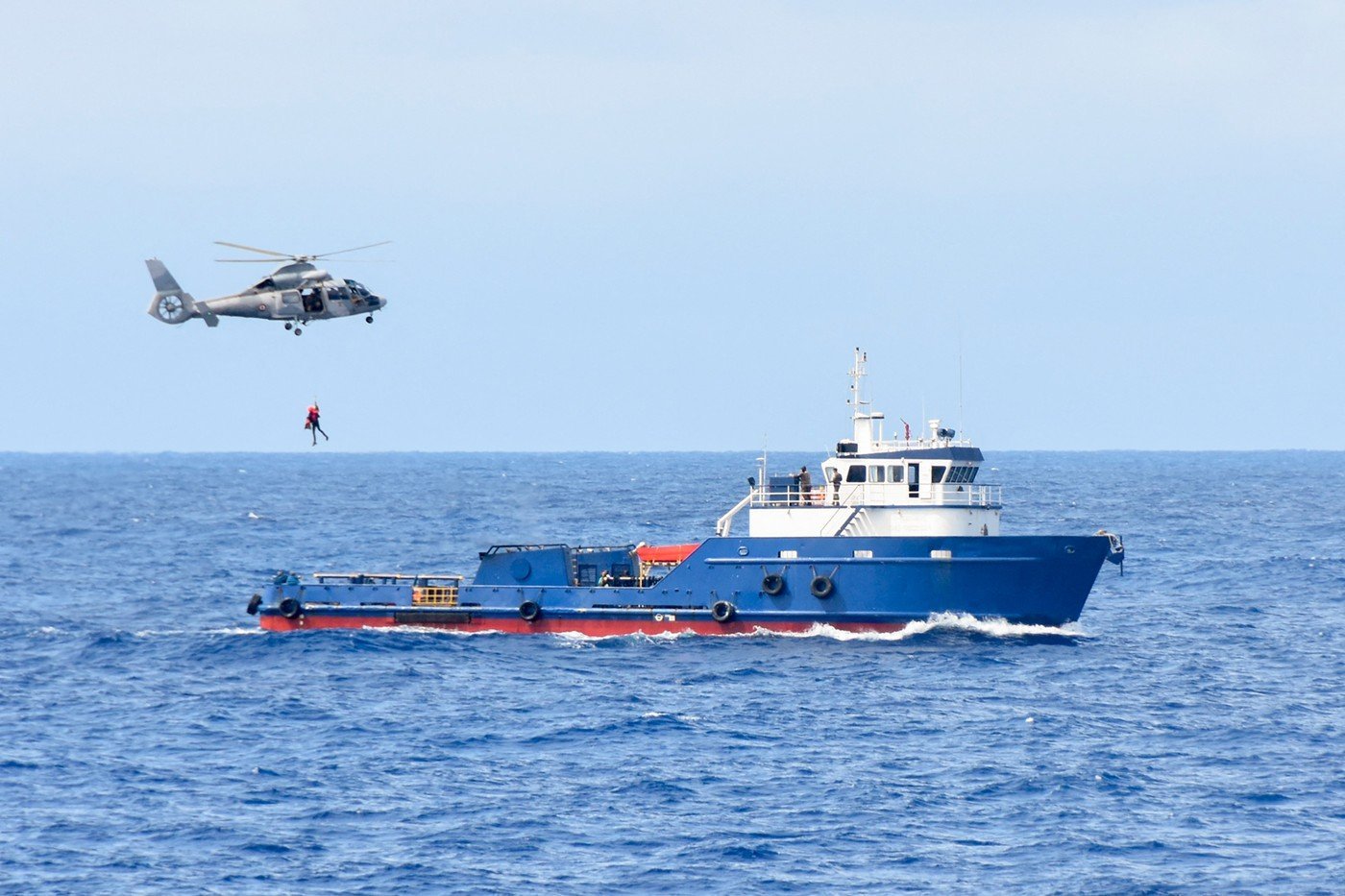 Marina franceză a confiscat 2,4 tone de cocaină în Polynesie, într-o operațiune coordonată cu SUA Operațiune de amploare în Oceanul Pacific: Marina franceză a reușit să captureze, joi, o cantitate record de cocaină, de 2,4 tone, într-un eveniment ce evidențiază colaborarea strânsă între forțele franceze și cele americane pentru combaterea traficului cu droguri