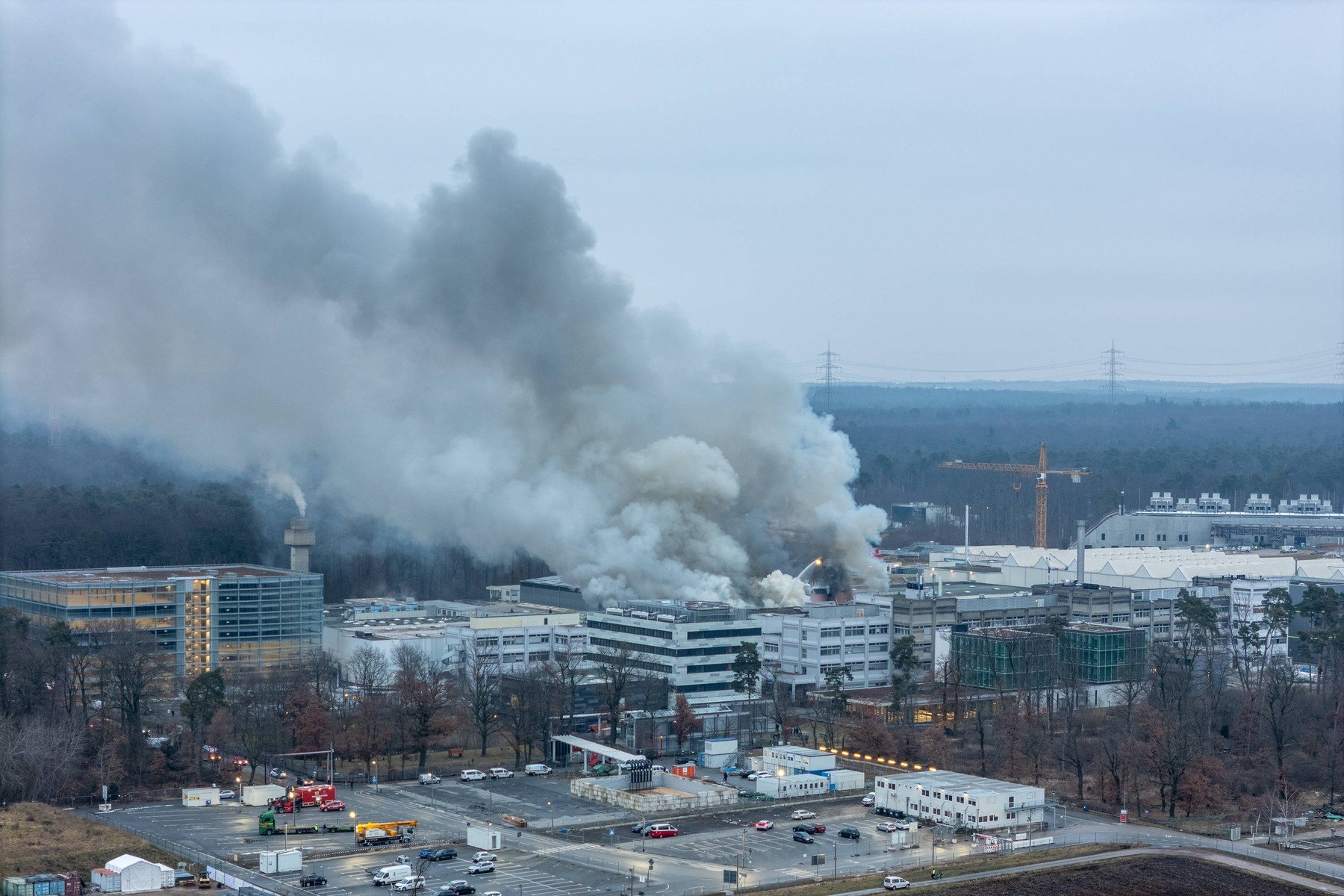 Un incendiu de proporții a pus Westhessenul pe jar joi dimineață, fiind stins abia după ce flăcările au devastat infrastructura labirintică de cercetare de la Centrul Helmholtz GSI din Darmstadt, un reper mondial în domeniul acceleratoarelor de particule