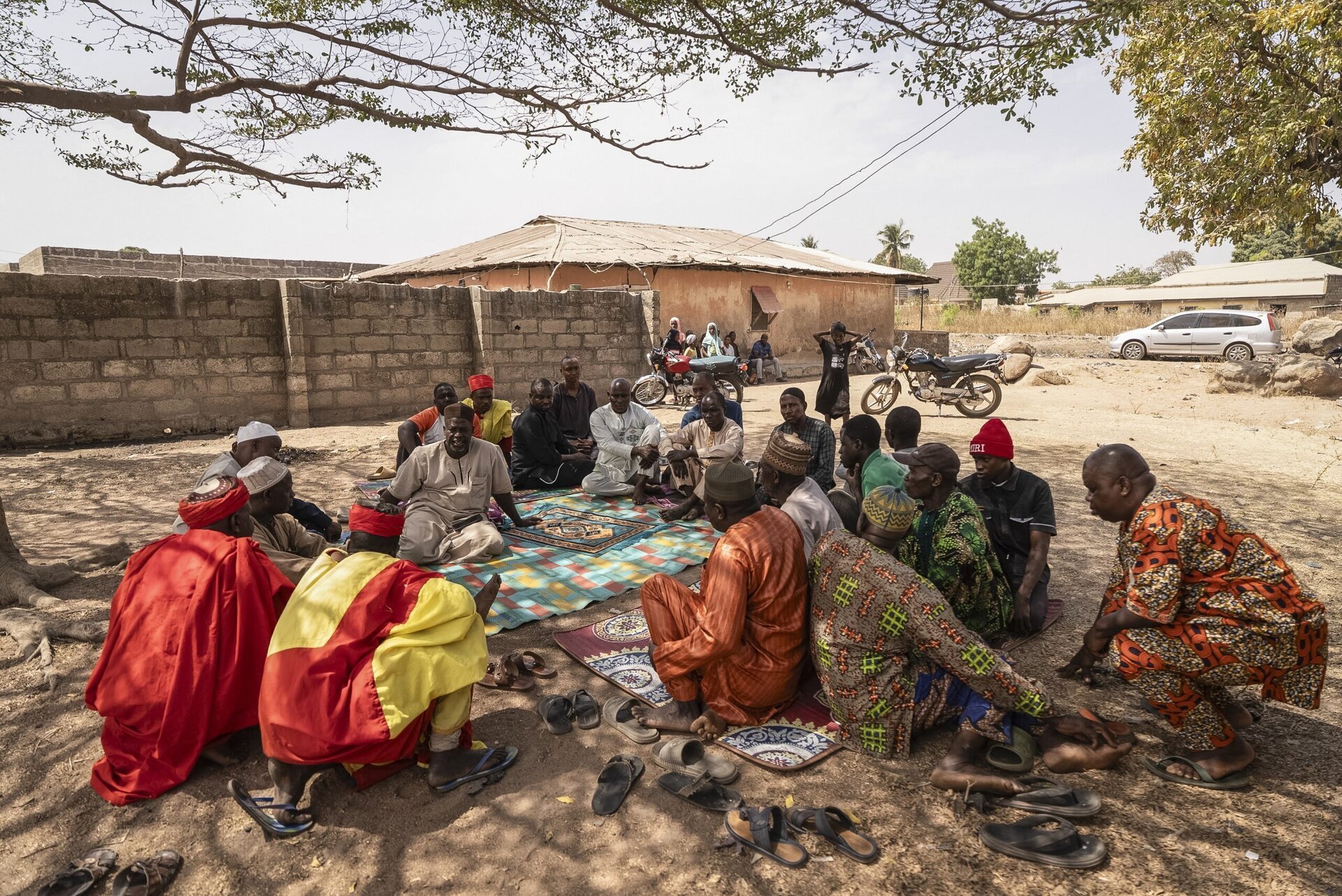 Zeci de morți în urma unui atac armat brutal în Nigeria: comunități distruse și o criză a securității în creștere Violenta din Nigeria se intensifică, iar ultimele incidente din statul Kwara evidențiază o situație critică, caracterizată de conflicte interetnice și radicalizare