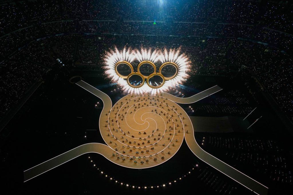 Ceremonia de deschidere a Jocurilor Olimpice de Iarnă 2026: Milano strălucește sub semnul armoniei Ceremonia de deschidere a Jocurilor Olimpice de Iarnă 2026 a avut loc vineri seară la Stadionul San Siro din Milano, marcând startul unei competiții de excepție care se va desfășura între 6 și 22 februarie