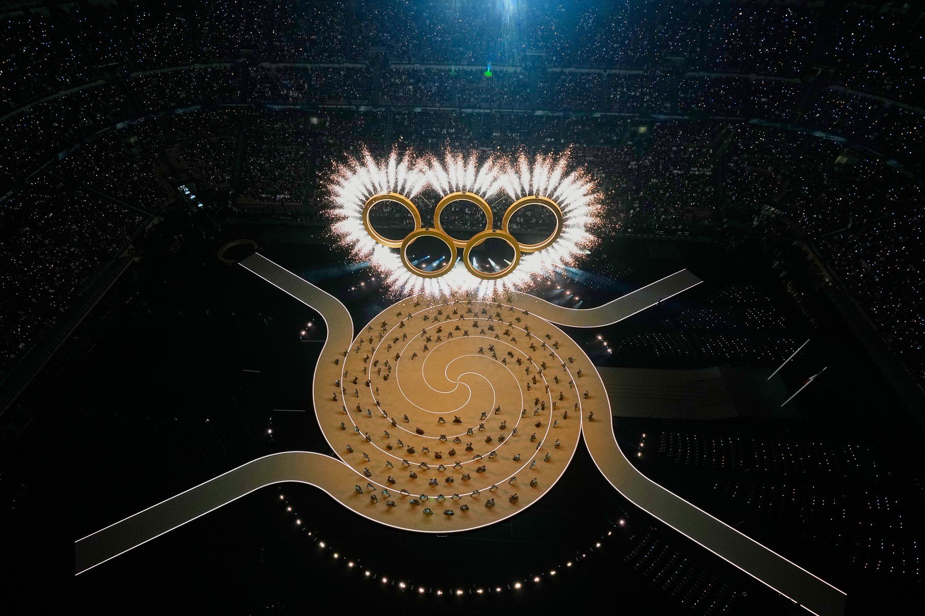 Ceremonia de deschidere a Jocurilor Olimpice de Iarnă 2026: Milano strălucește sub semnul armoniei Ceremonia de deschidere a Jocurilor Olimpice de Iarnă 2026 a avut loc vineri seară la Stadionul San Siro din Milano, marcând startul unei competiții de excepție care se va desfășura între 6 și 22 februarie