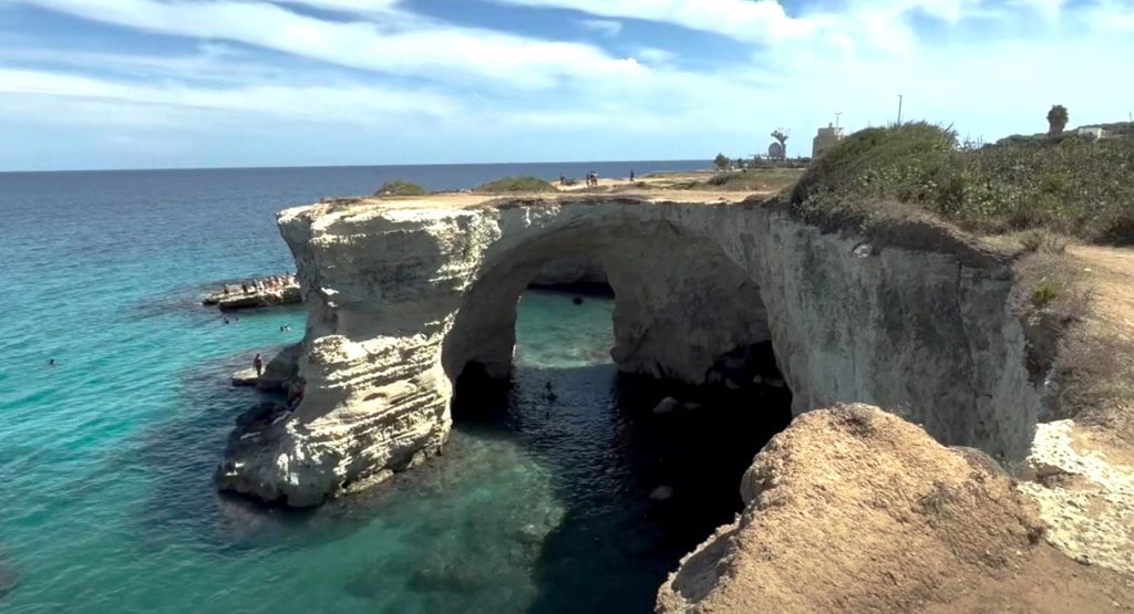 Arcul Îndrăgostiților din Sant’Andrea, un emblematic reper natural al coastei din sudul Italiei, a fost distrus în data de 14 februarie, ziua Îndrăgostiților, după ce o serie de furtuni violente și ploi torențiale au lovit regiunea Puglia