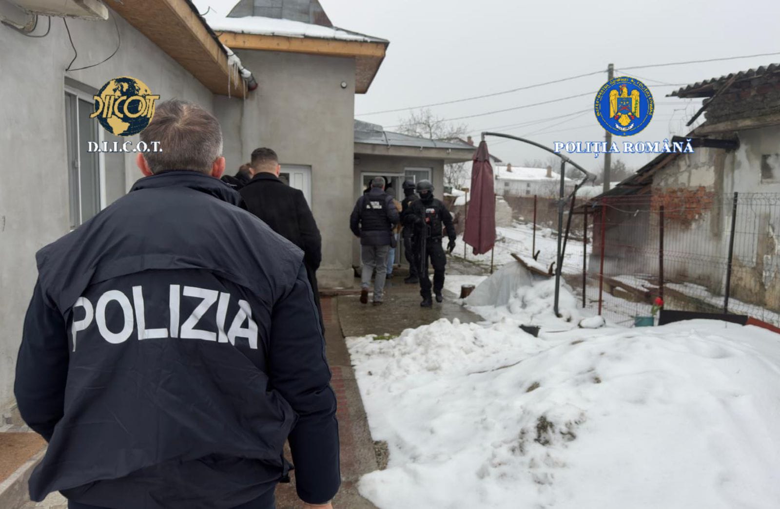 Procurorii DIICOT București, în colaborare cu poliția din cadrul Direcției de Combatere a Criminalității Organizate, au desfășurat o operațiune amplă împotriva unei grupări de români suspectate de acte de piraterie online, acces ilegal la sisteme informatice și spălare de bani