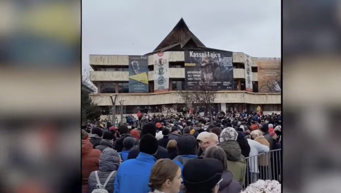 Odorheiu Secuiesc a fost scena unui protest major duminică, în ciuda vremii răcoroase și a unei atmosfere tensionate