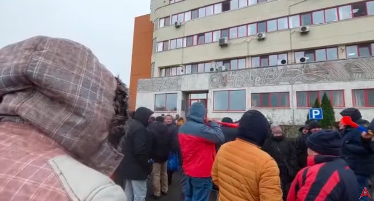 Tensiuni crescânde în rândul angajaților de la Petrochemicalia din Constanța: protest spontan și startul procedurilor de conflict de muncă Piața muncii din zona industrială a Constanței a fost zguduită vineri de un val de nemulțumiri exprimate printr-un protest spontan