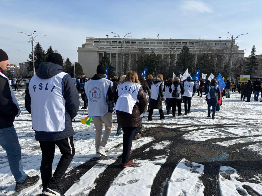 Protest masiv al profesorilor și studenților în fața Guvernului: o reacție la legea Bolojan din Educație Peste 3.000 de cadre didactice și studenți au ieșit astăzi în stradă, într-un protest de amploare, pentru a-și exprima nemulțumirea față de proiectul de lege despre care se susține că ar aduce schimbări radicale în sistemul de învățământ
