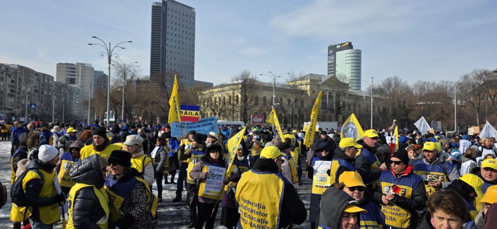 Protest masiv în Piața Victoriei: Educația românească, ochiul dureros al bugetului O manifestație de amploare a avut loc miercuri în Piața Victoriei, adunând în fața Palatului Victoria mii de reprezentanți ai sistemului de învățământ din România