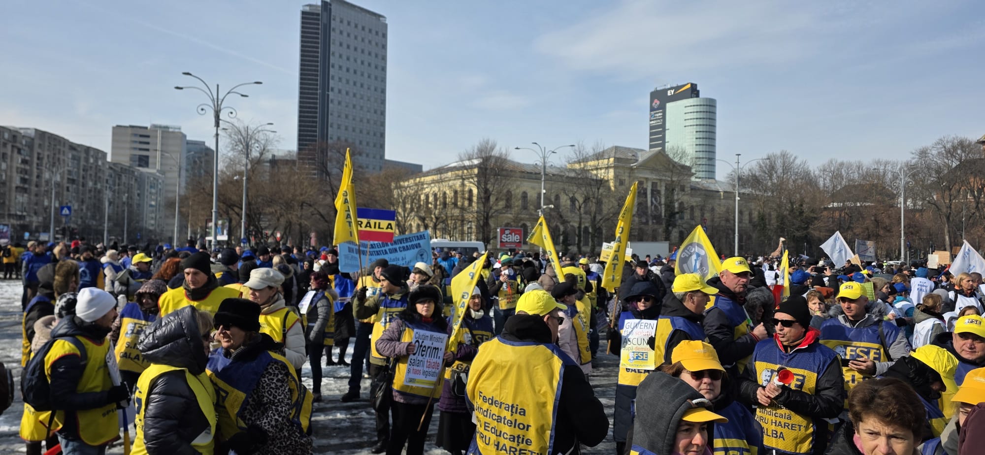 Protest masiv în Piața Victoriei: Educația românească, ochiul dureros al bugetului O manifestație de amploare a avut loc miercuri în Piața Victoriei, adunând în fața Palatului Victoria mii de reprezentanți ai sistemului de învățământ din România