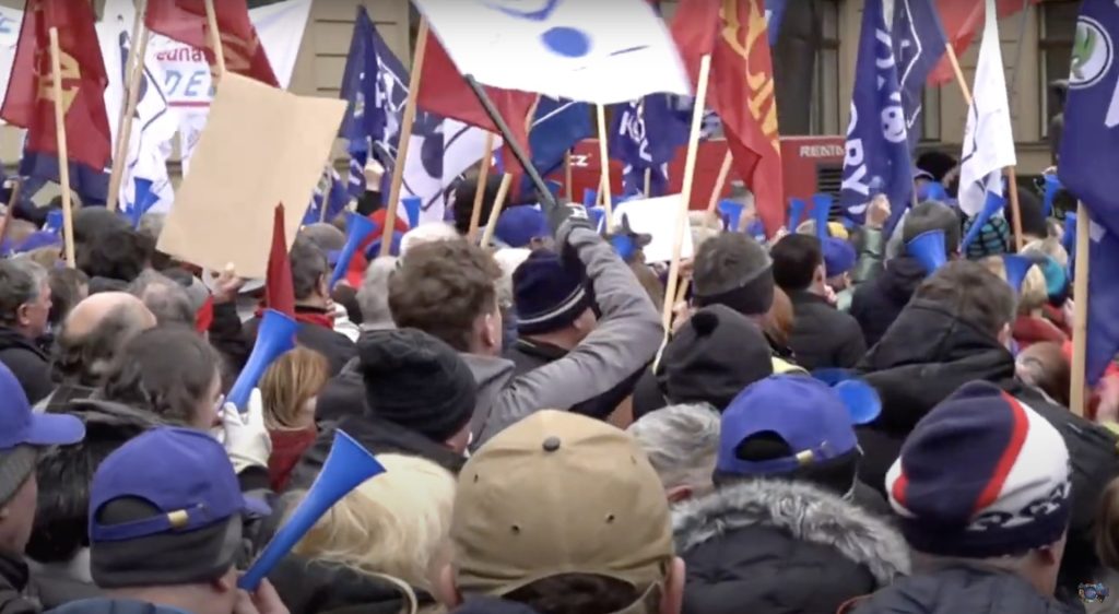 Mii de oameni ies în stradă în Cehia pentru a sprijini președintele Petr Pavel în fața divergențelor cu guvernul populist Zilele acestea, în întreaga Cehie a avut loc o mobilizare de amploare în sprijinul președintelui Petr Pavel, o figură respectată și considerată un simbol al stabilității politice pentru mulți cetățeni