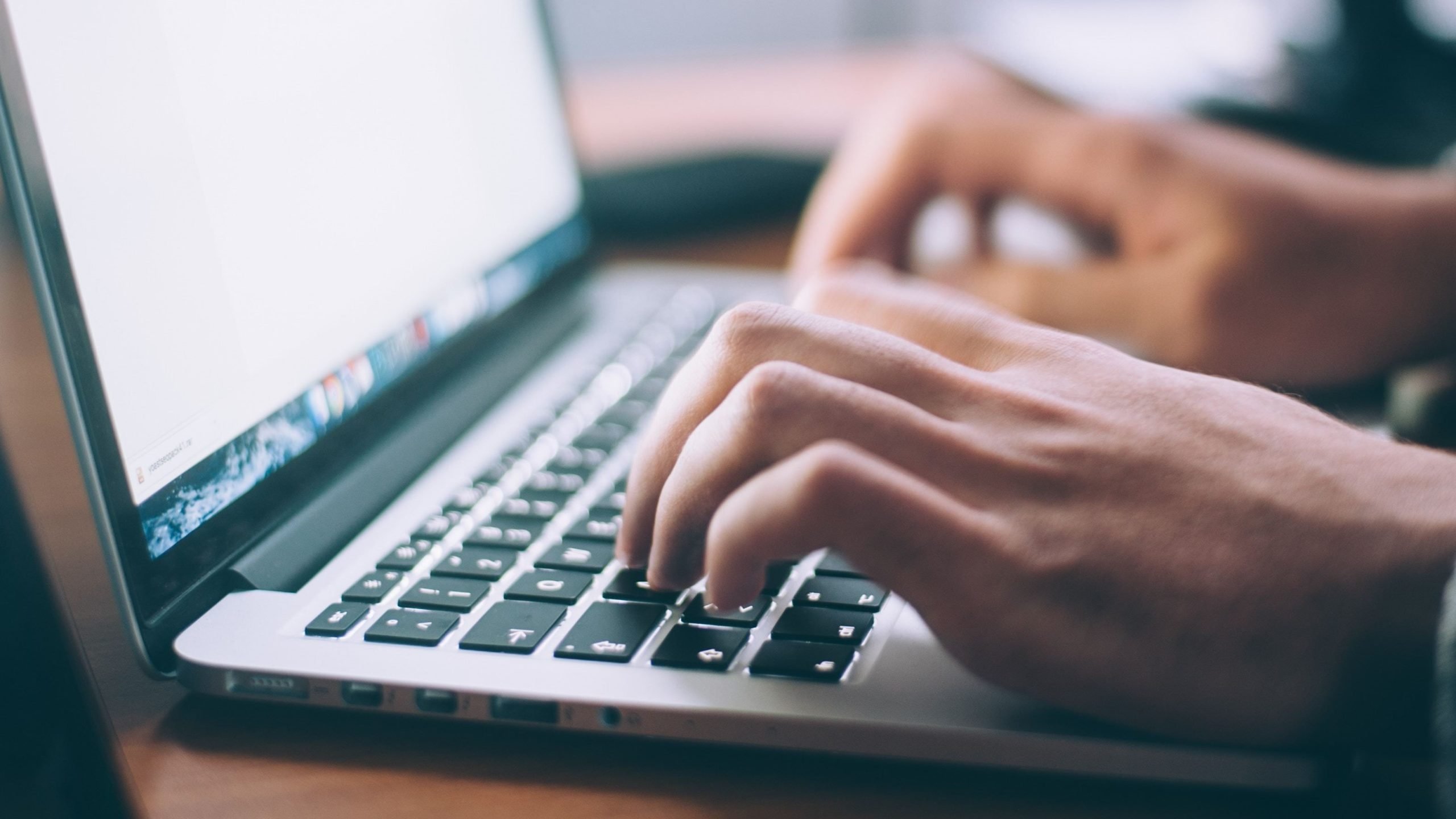 În era digitală, securitatea parolelor și a datelor personale devine un imperativ, mai ales pentru utilizatorii de Mac, care deseori nu își dau seama de riscurile la care se expun prin simpla banalizare a gestionării credentialelor