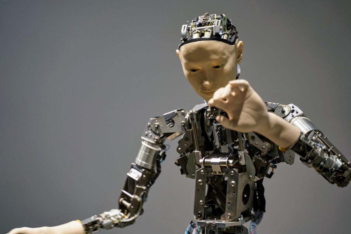 Alibaba pășește în revoluția roboticii cu un nou model de inteligență artificială, menită să transforme modul în care roboții percep și interacționează cu mediul înconjurător