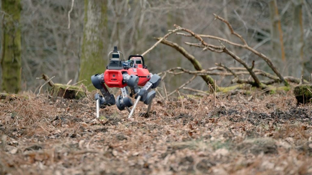 În peisajul tot mai complex al conservării și gestionării resurselor naturale, o inovație tehnologică început să-și facă simțită prezența în pădurile din Europa, inclusiv în Marea Britanie: roboții patrupede, asemănători unor câini mecanici, care revoluționează modul în care cercetătorii și autoritățile monitorizează ecosistemele forestiere