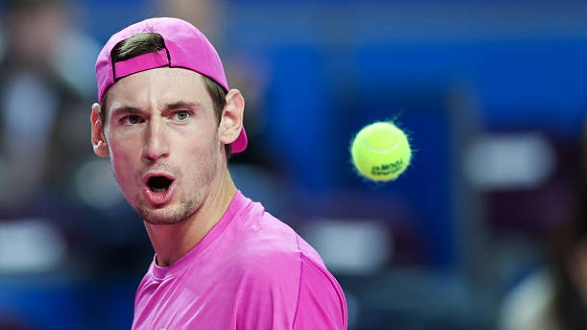 Valentin Royer înfruntă provocarea lui Carlos Alcaraz la ATP Doha 2026 Valentin Royer, tânărul jucător de tenis din Franța, se pregătește pentru un meci important în cadrul ATP Doha 2026, unde îl va întâlni pe marele star Carlos Alcaraz