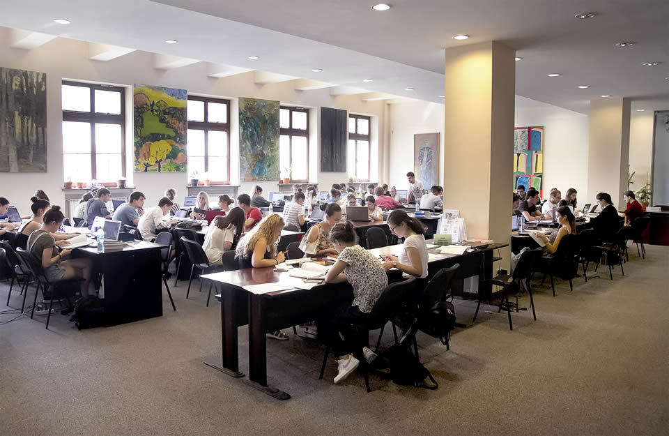 ASE lansează tururi ghidate pentru elevii interesați de admitere și anunță peste 7.800 de locuri la sesiunea din vară Universitatea de Studii Economice din București (ASE) face pași importanti pentru a întări legătura cu viitorii studenți, oferindu-le oportunitatea de a descoperi campusul și de a afla mai multe despre programele academice direct de la sursă
