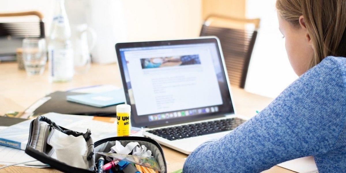 scoala-online-e1617274938496.jpg - JurnalUrban