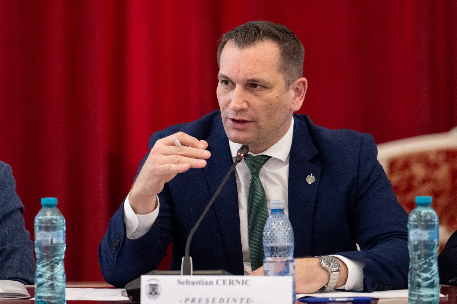 Senatorul Sebastian Cernic: Distribuirea fondurilor europene pentru agricultură trebuie restructurată pentru a sprijini producția și procesarea Senatorul Sebastian Cernic, președintele Comisiei pentru agricultură din Senatul României, atrage atenția asupra modului în care sunt distribuiți fondurile europene destinate agriculturii