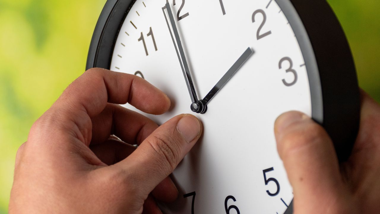 Ora de vară 2026: când se schimbă ceasurile în România?