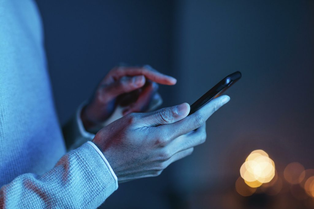 Mitul încărcărilor scurte: ce spun specialiștii despre obiceiul comun al utilizatorilor Mulți dintre noi ne-am obișnuit să conectăm telefonul la priză pentru doar câteva minute, fie pentru a-l încărca rapid înainte de a pleca, fie pentru a face o reîmprospătare înainte de a ieși din casă