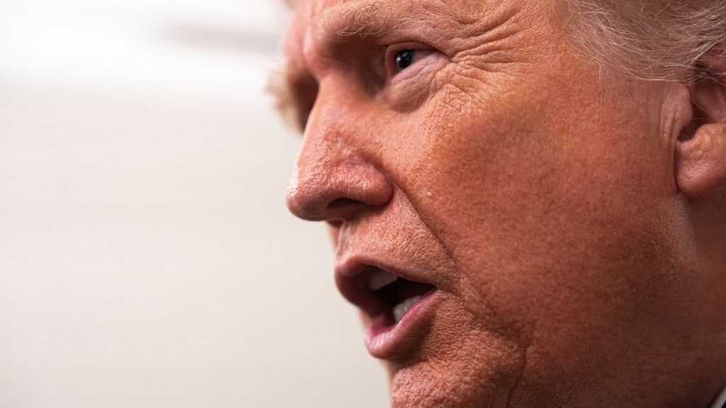 Donald Trump a amenințat cu acțiuni legale împotriva gazdei Premiilor Grammy de aseară, Trevor Noah, după ce acesta din urmă a insinuat că președintele Statelor Unite ar fi vizitat insula lui Jeffrey Epstein
