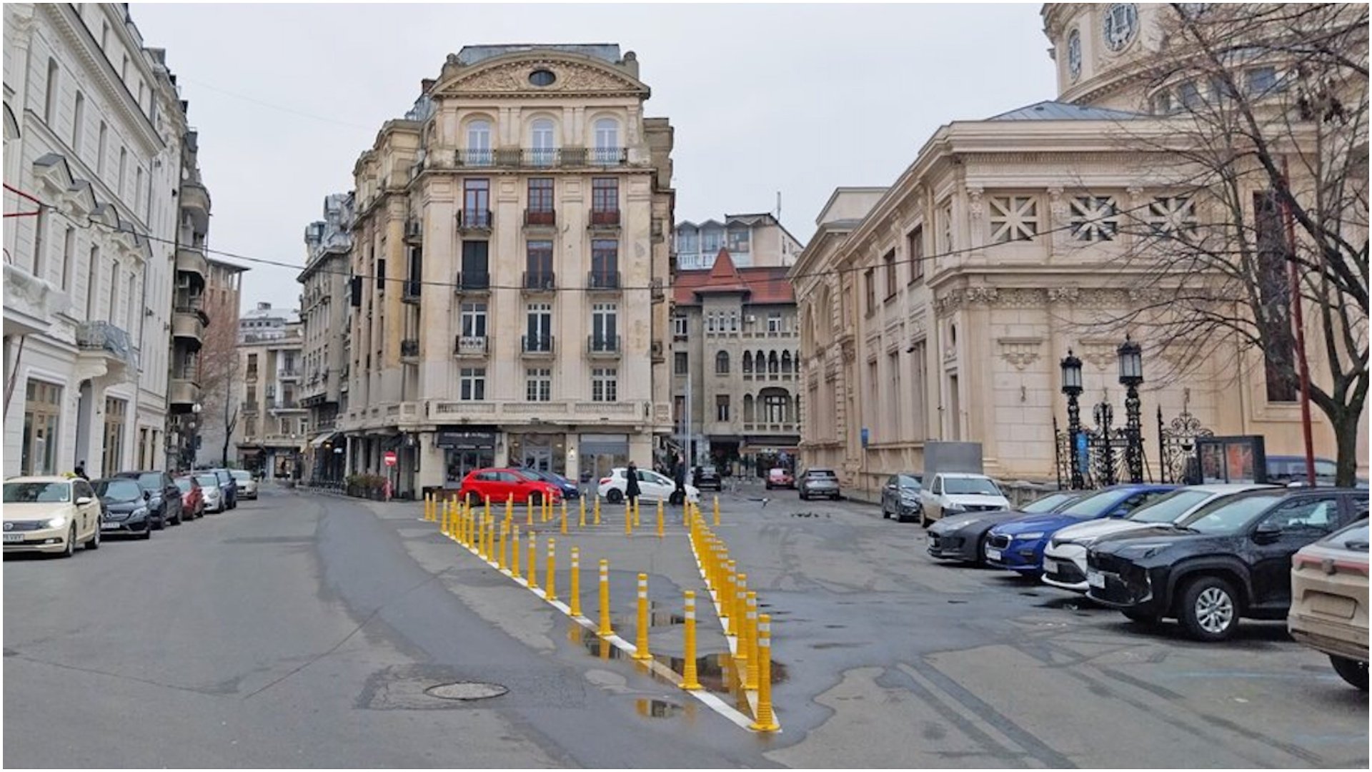 Zona Ateneului Român devine mai sigură pentru transportul în comun din București prin instalarea de stâlpi de protecție După luni de zile în care autobuzele care circulă pe Strada Episcopiei din centrul Bucureștiului erau blocate zilnic de mașini parcate neregulamentar, autoritățile locale și civice au luat măsuri concrete pentru remedierea situației