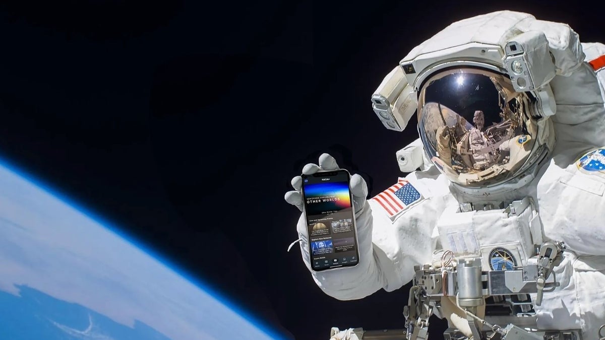 NASA introduce o schimbare semnificativă în modul în care documentează și comunică ocular misiunile spațiale, permitând astronauților să folosească pentru prima dată smartphone-urile personale în timp ce se află în misiuni oficiale
